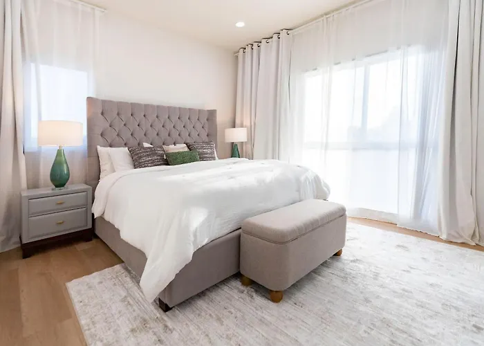 Modern 5-Bedroom House Free Parking